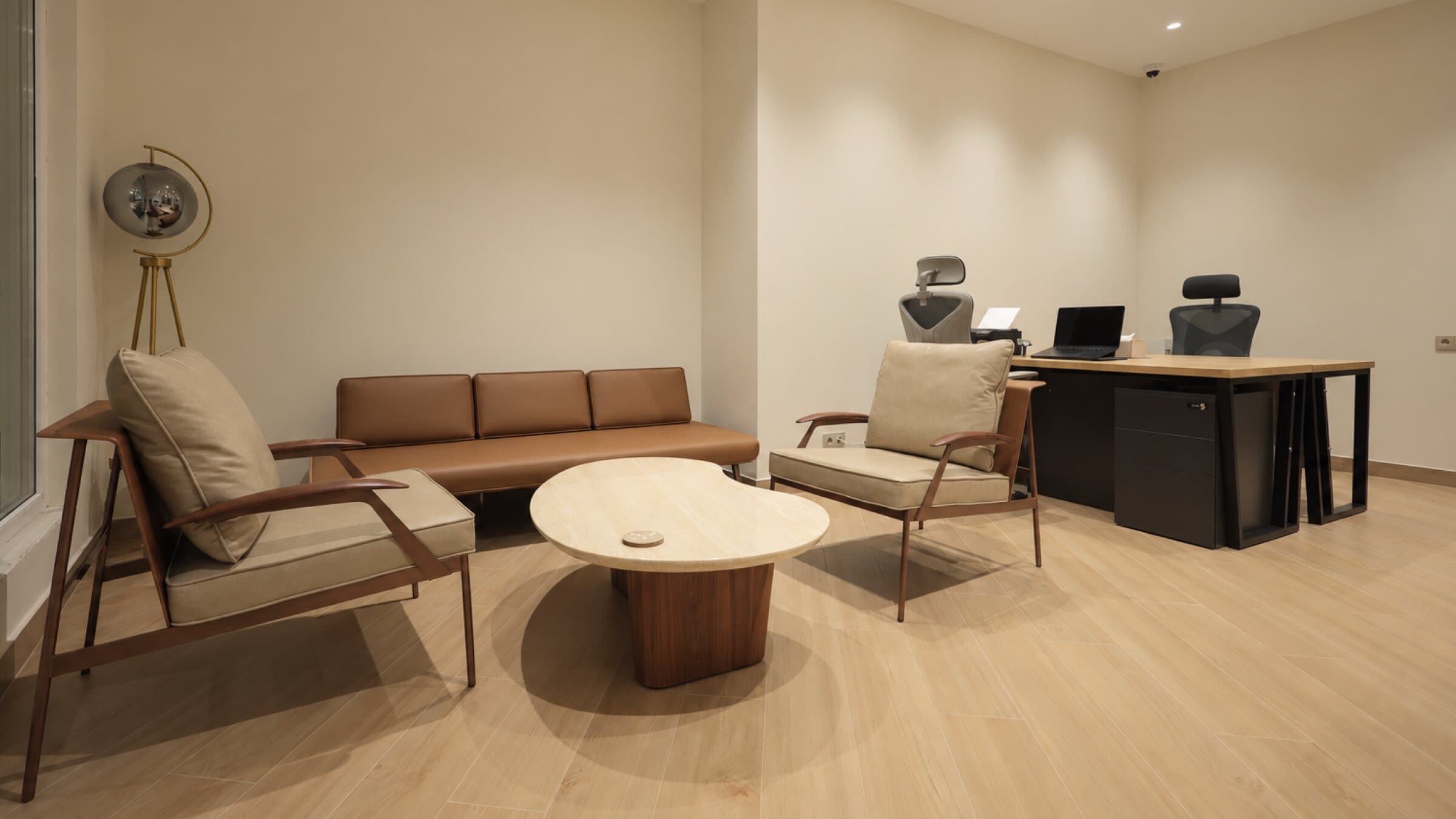 Seating corner with a sofa, armchairs and coffee table