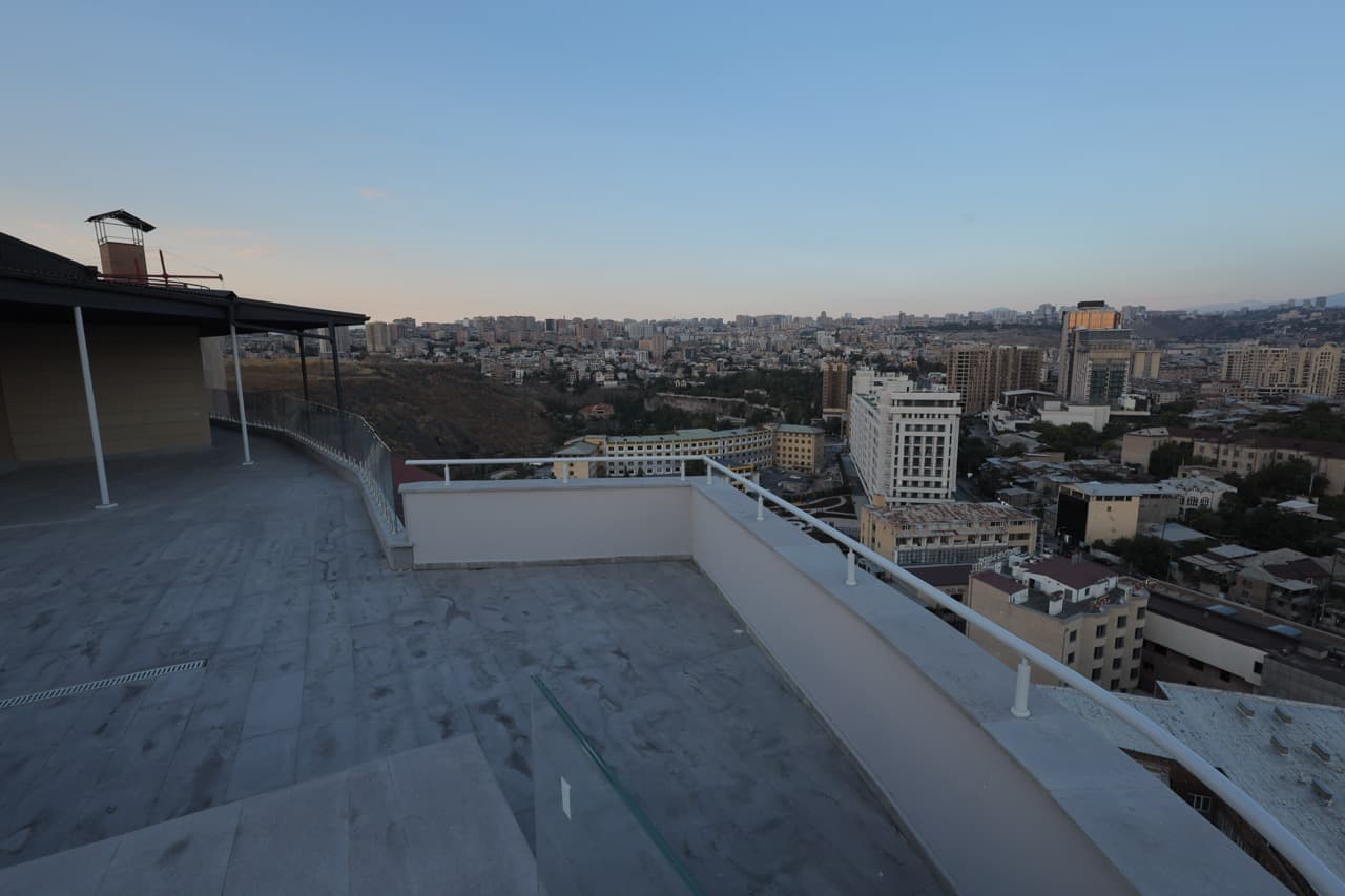 Պարապետի կորագիծ անկյուն՝ բազրիքով, քաղաքի վերևում